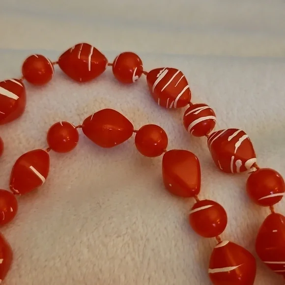Vintage Set of Two Red and White Acrylic Graduated Beaded Necklaces - Picture 10 of 10